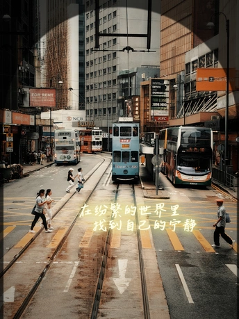 一个繁忙的城市街道 有人们、公共汽车和行人。