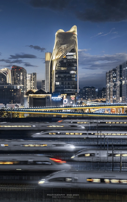 这是一个夜晚拥有许多高楼的大城市。
