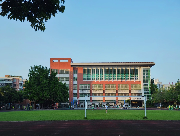 教学楼与绿茵场