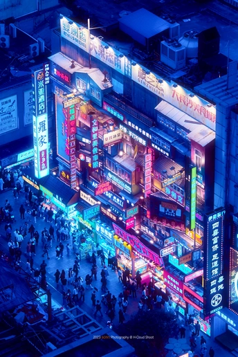 夜晚的城市 aerial view 霓虹灯、建筑和人们