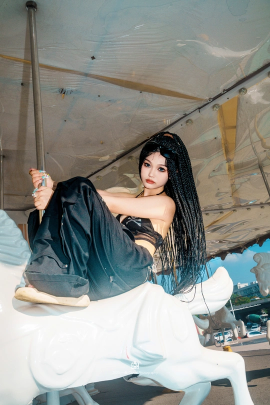 一个穿着长黑色连衣裙的女人坐在一架飞机旁边的一匹白马上。