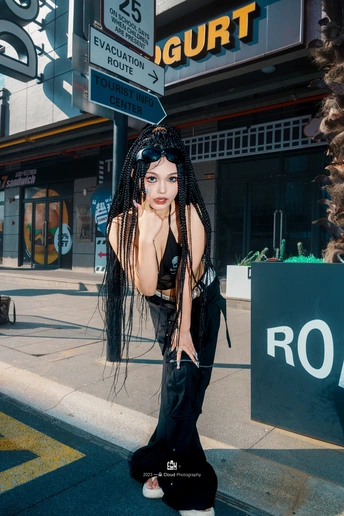 一位长发女子站在人行道上