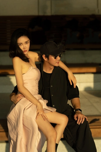 一个年轻男子和女子坐在长凳上 旁边还有一个男孩。