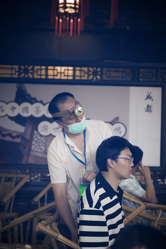 一个戴面具和眼镜的男子站在一名女子旁边