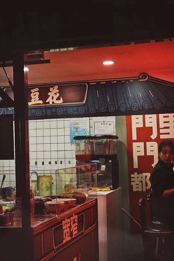 一个坐在餐厅柜台旁的男人