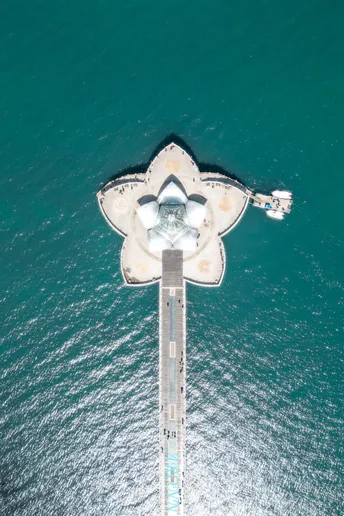 对接在清澈蓝色水中的航天飞机的空中视角