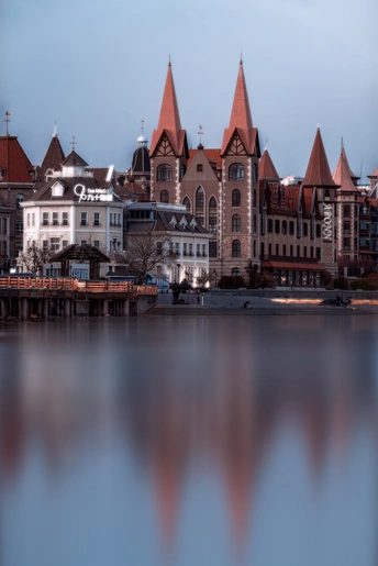 背景中有一座建筑物的水体图片