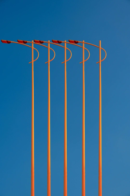 橙色柱子 配以红色灯光 映衬在蓝色天空中
