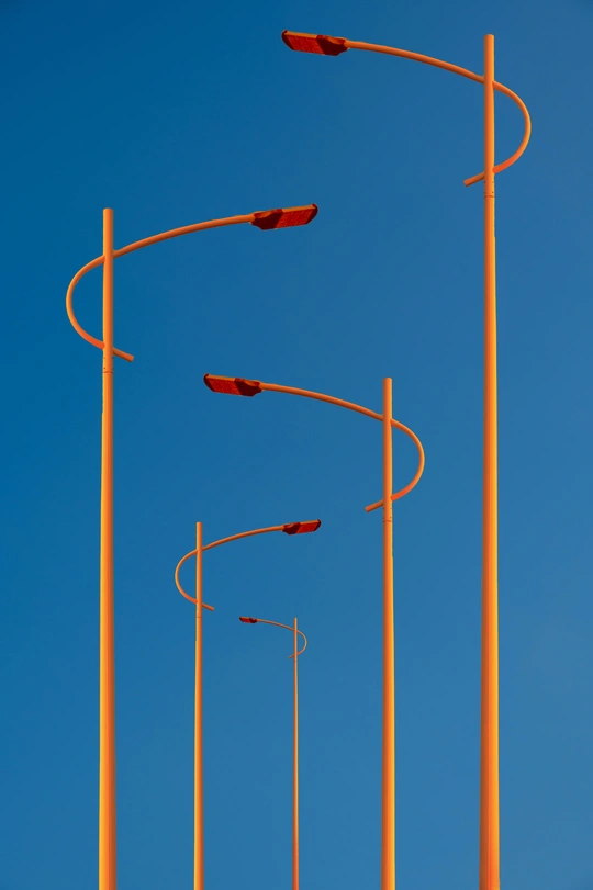 一条黄色的杆子 街灯 蓝色的天空