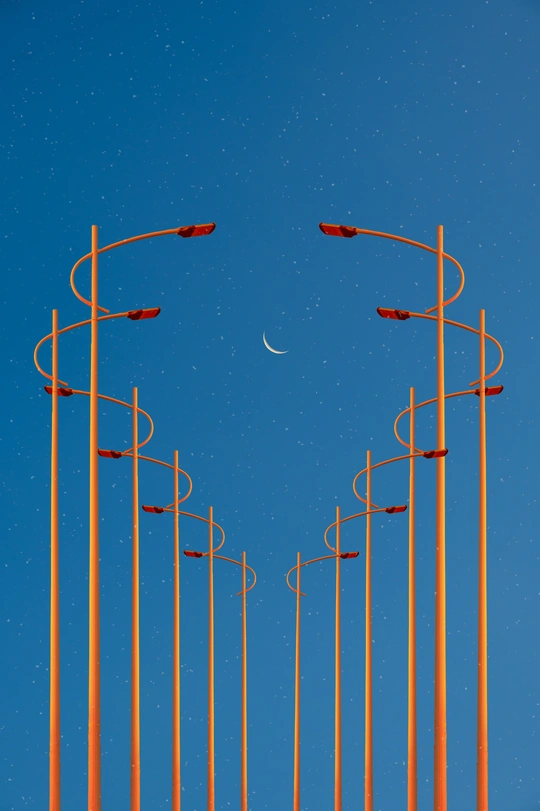 路灯排成一排 对着蓝天 挂着弯月