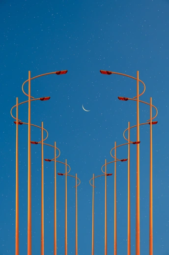 路灯排成一排 对着蓝天 挂着弯月