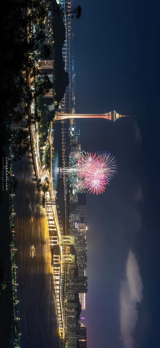 烟花在夜晚点亮了城市天际线上的高楼大厦。
