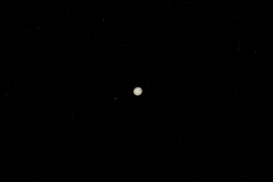 夜空中的一个小月亮的图像