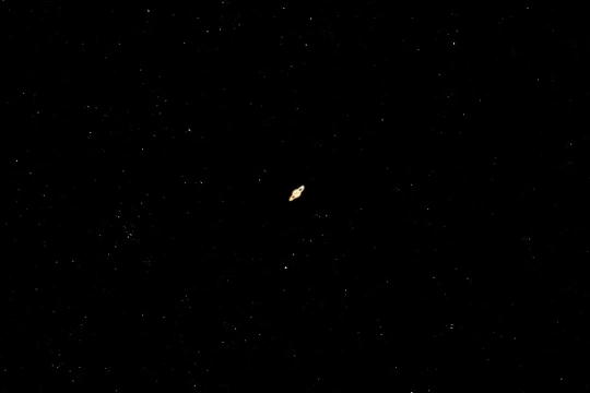 夜晚天空中的月亮和星星的图像