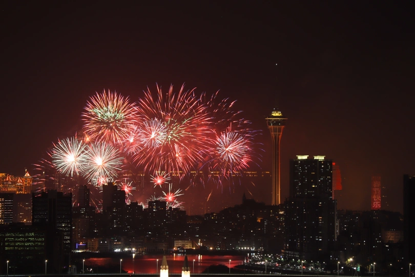 烟花在夜晚点亮了城市的夜空