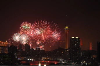 烟花在夜晚点亮了城市的夜空