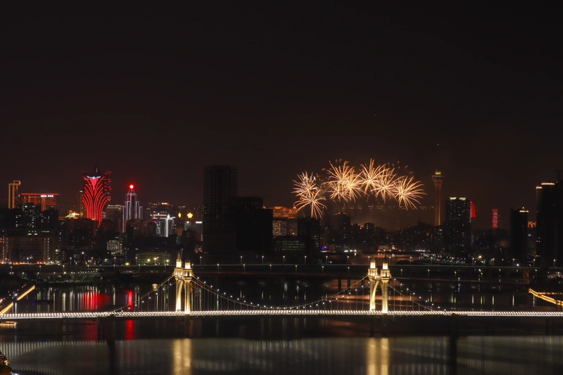 夜晚天空中烟花绽放 城市熠熠生辉。