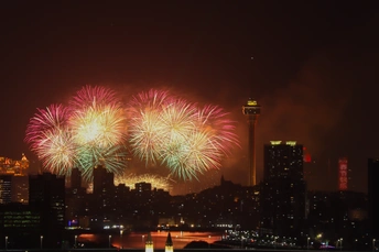 夜间的城市 天空中烟花绽放