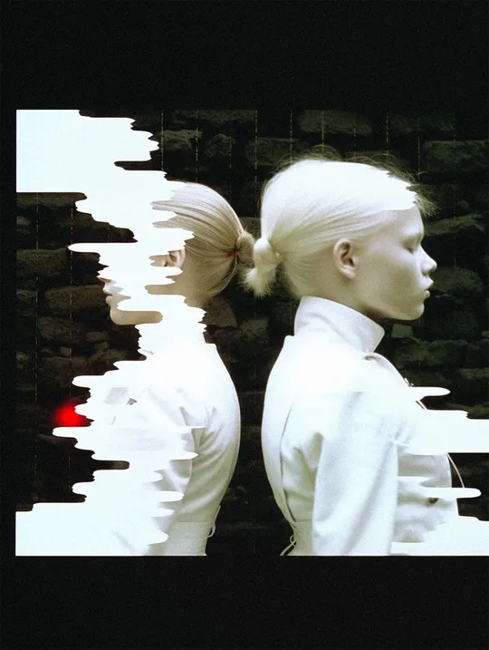 一位金发女子站在窗前