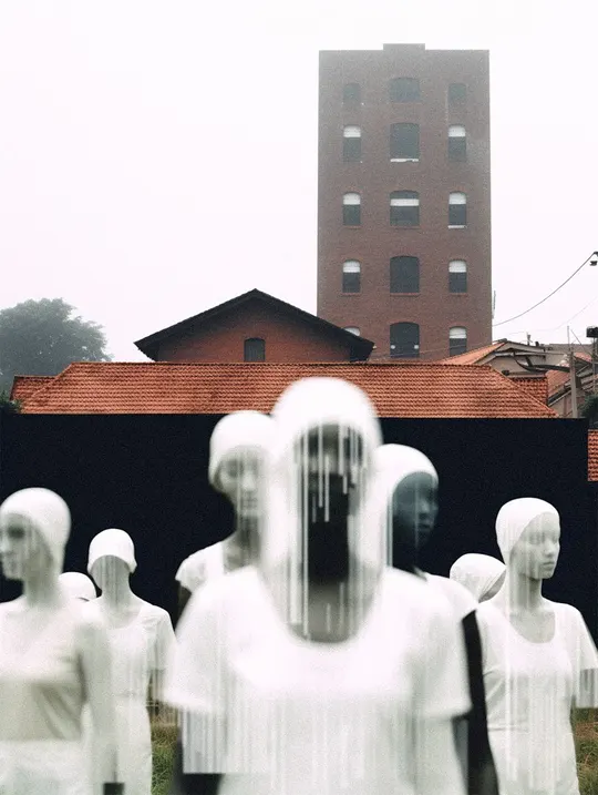 一张人们站在一栋楼前面的照片