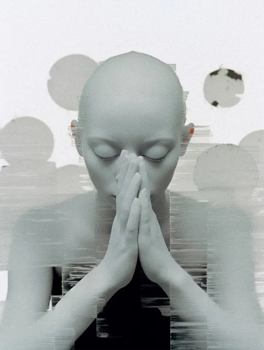 一位女士用手捂住眼睛和鼻子