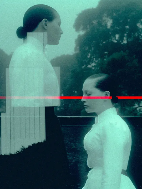 一张黑白照片 一位穿着白色连衣裙的女人站在一位男士旁边。