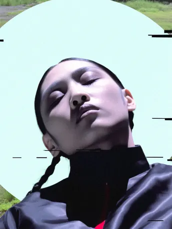 一个人头靠近天空的数字艺术