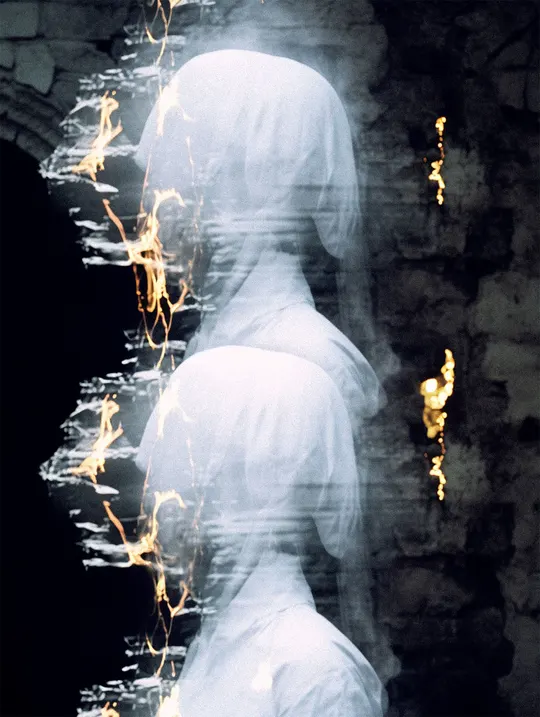 一个站立在脏兮兮的火图像前的白色人形 或是一个站立在脏兮兮的火图像前的白色人形 或是一个站立在脏兮兮