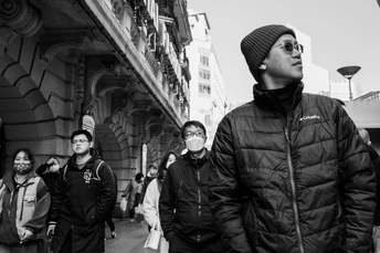 人群沿着街道走