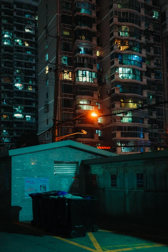 夜晚的黑暗城市 高耸的建筑物