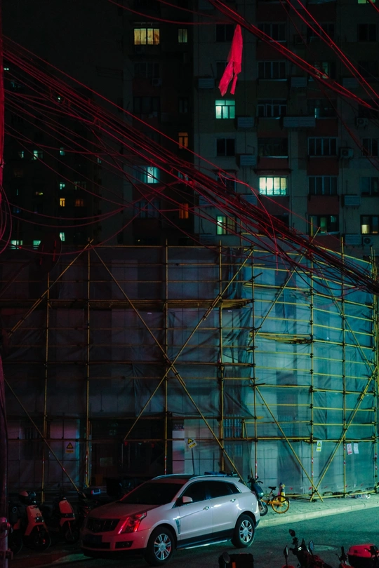 城市街道夜晚停泊的汽车