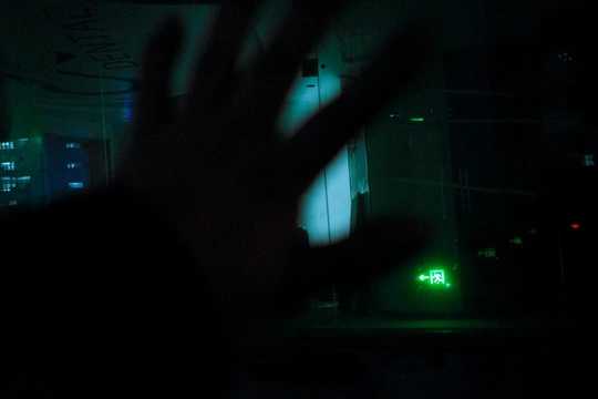 一个在黑暗房间里的绿色光线