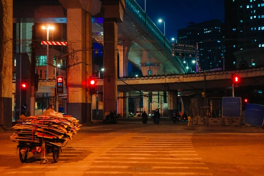 夜晚的城市街道 摩托车停在路边