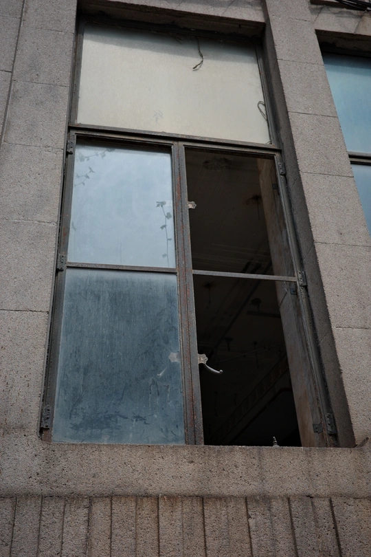 窗户中的建筑的倒影