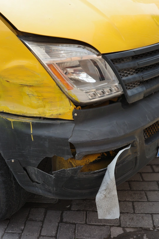 事故后的黄色汽车前端