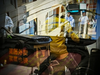 模糊的街道图片 有行人和骑自行车的人在窗户里