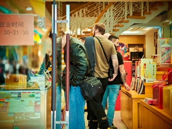 几名年轻男子站在商店里