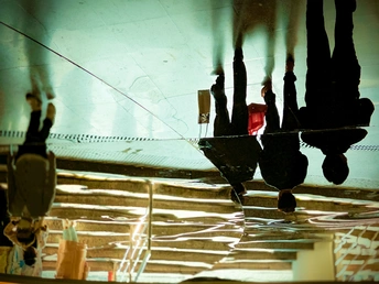 一个在滑板上的人的倒影在镜子中