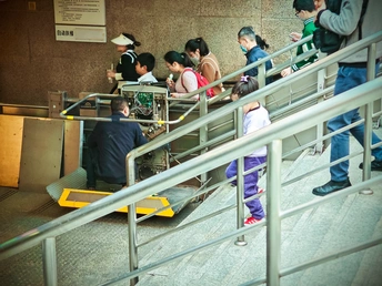 人们站在一个电梯里