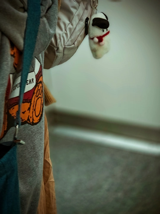 一个站在走廊里举着雨伞的孩子