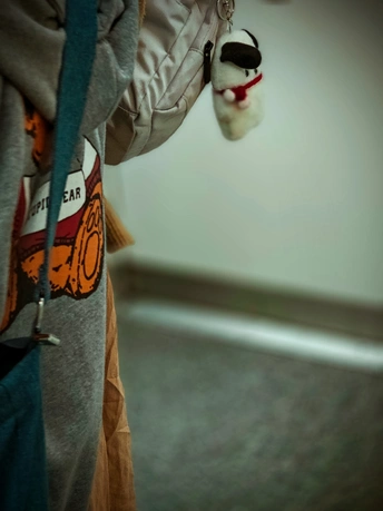 一个站在走廊里举着雨伞的孩子