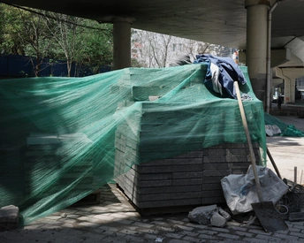 桥下堆放的一堆绿色塑料