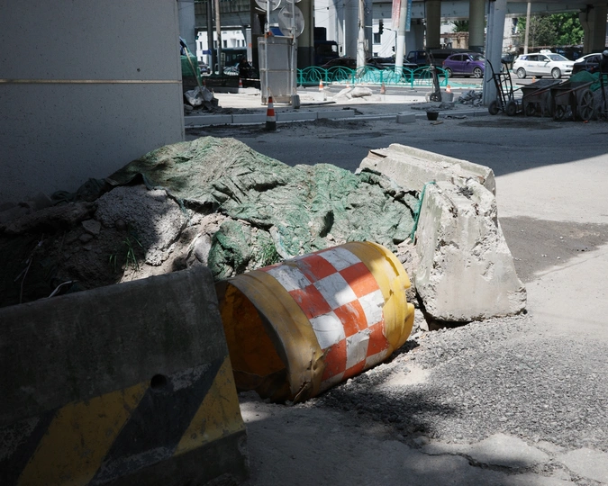 建筑工地的人行道上有一个桶。