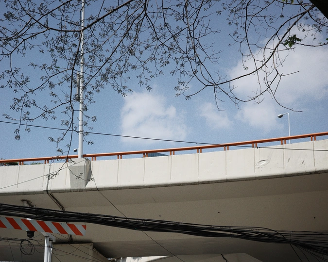 道路上的一个过街天桥 背景是天空