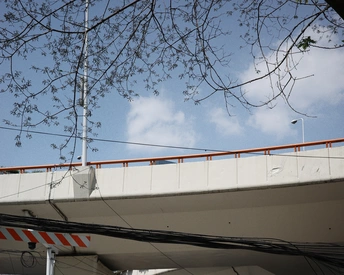 道路上的一个过街天桥 背景是天空