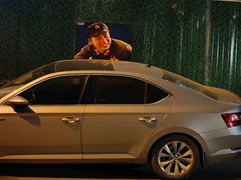 一辆车子上坐着一个人