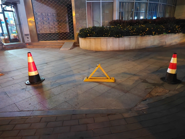 夜晚街道上的锥形物