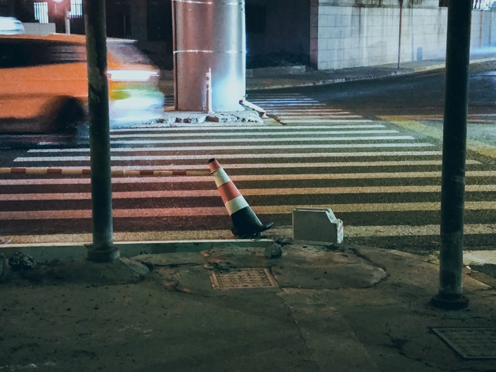 夜晚街头的一个空瓶子