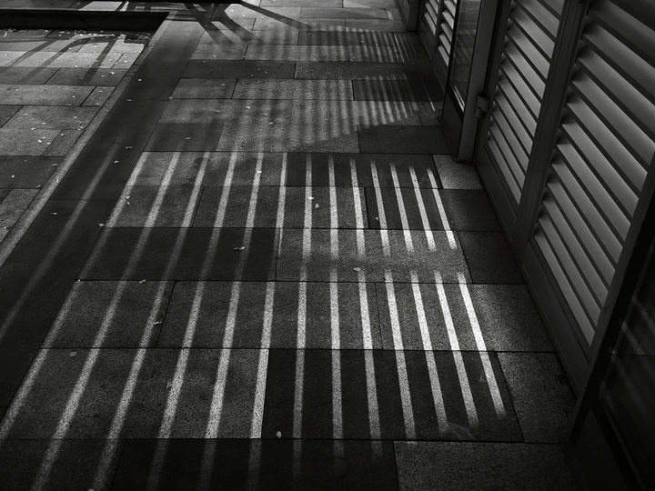 建筑地板上的一条长队窗户