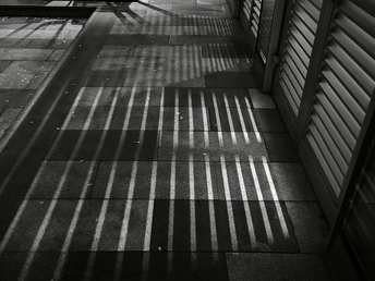 建筑地板上的一条长队窗户